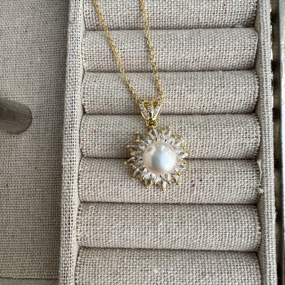 Elegant Gold Pearl Necklace - Picture 4 of 9